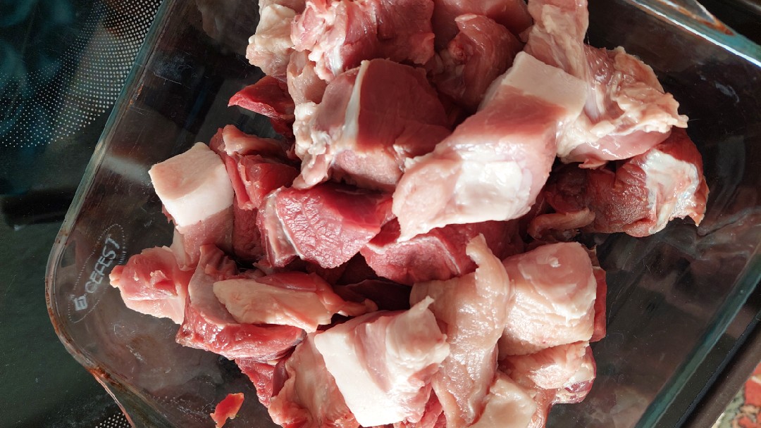 Свинина, запечённая в духовке с картошкой и сметаной - Лайфхакер