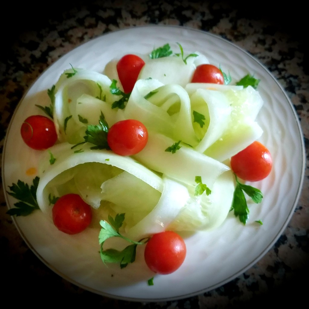 Кусочек жареной рыбы-меч в томатном соусе черри😋