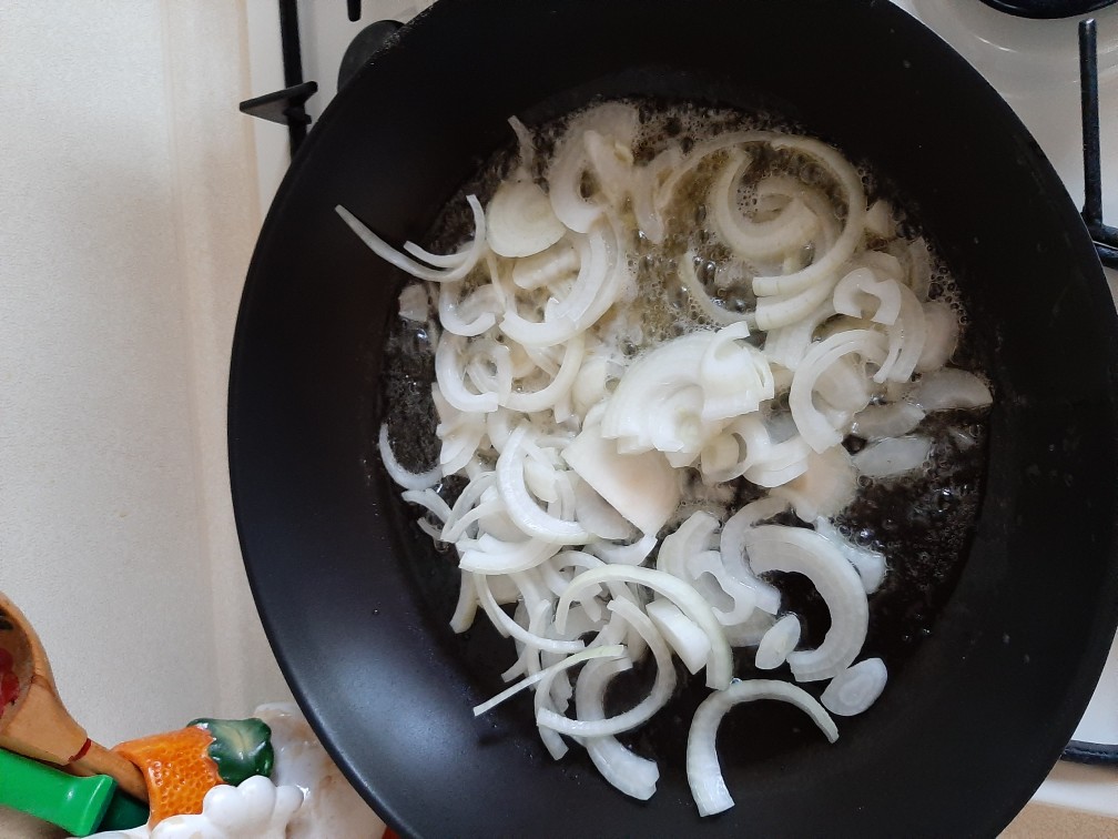 Курица с грибами в сметанном соусе — рецепт с фото пошагово