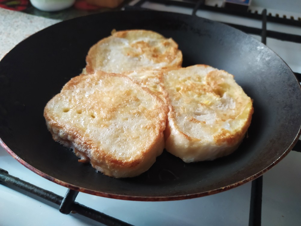 Гренки с сыром и яйцом на сковороде