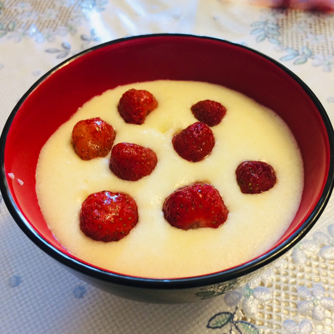 Манная каша с садовой клубникой 🍓 🥣 🥛