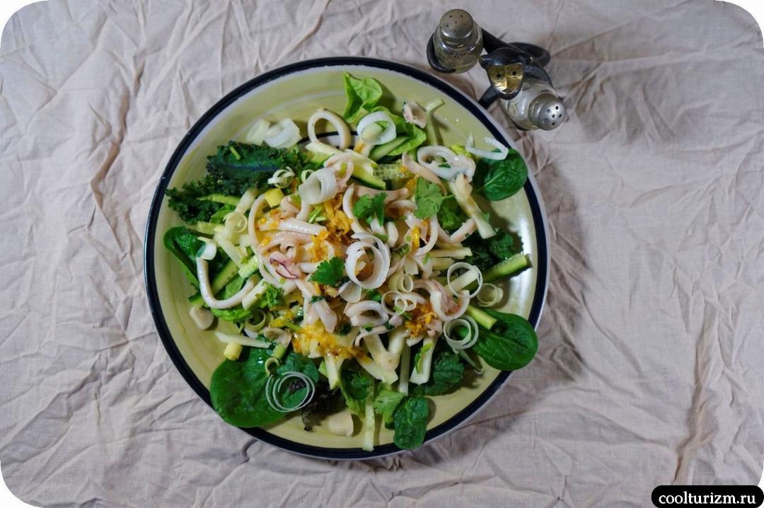 Салат из яблок и кукурузы с кальмарами