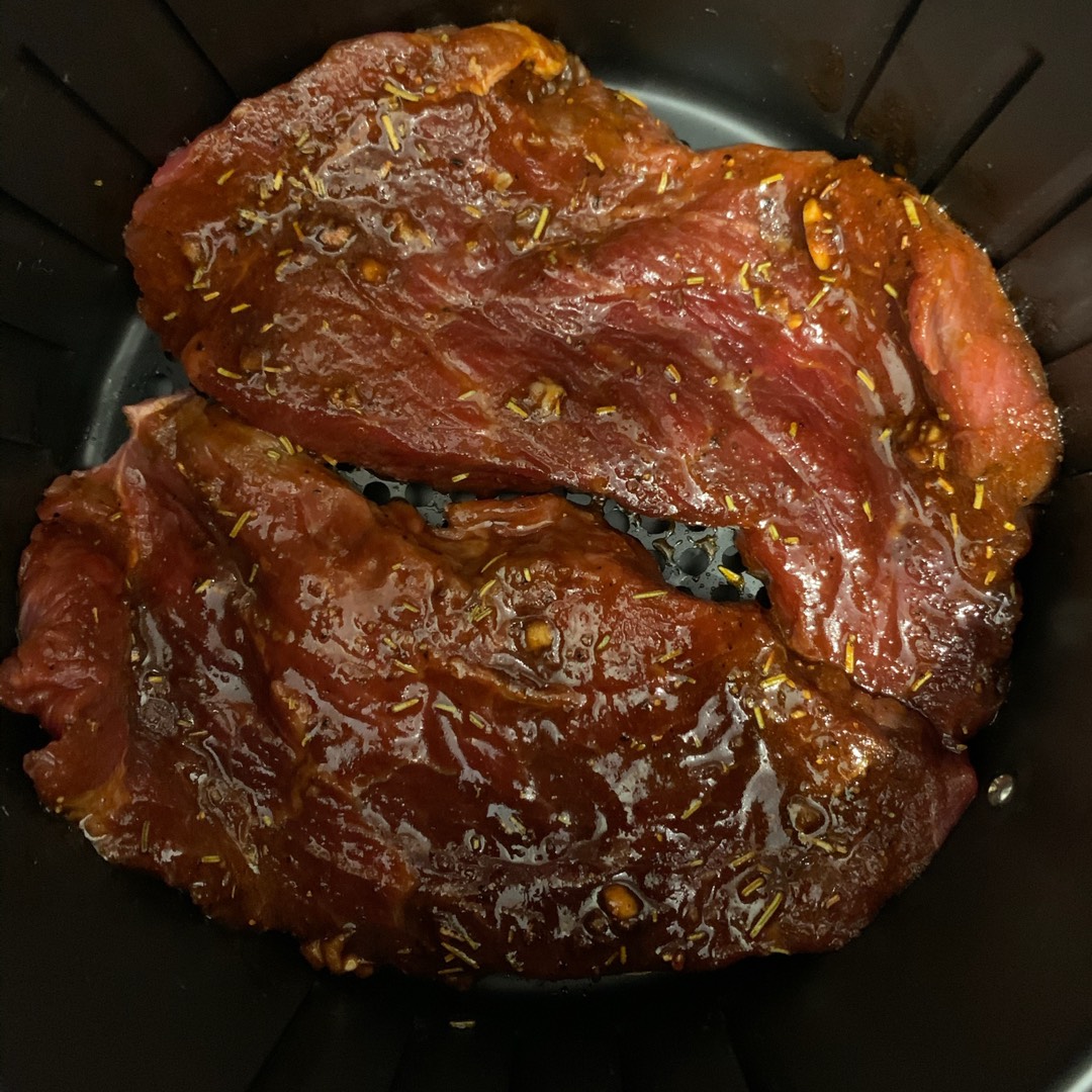 Стейк из говядины на гриле - рецепт приготовления стейка рибай с ароматным маслом от Праймбиф