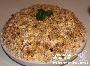 Слоеный салат с копченой курицей, ананасами и грецкими орехами