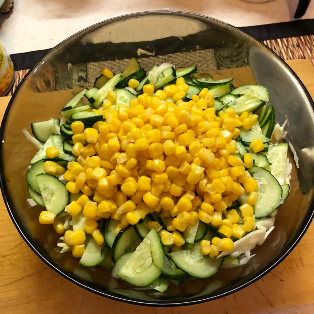 Видео рецепт приготовления салата из капусты с кукурузой и огурцами: