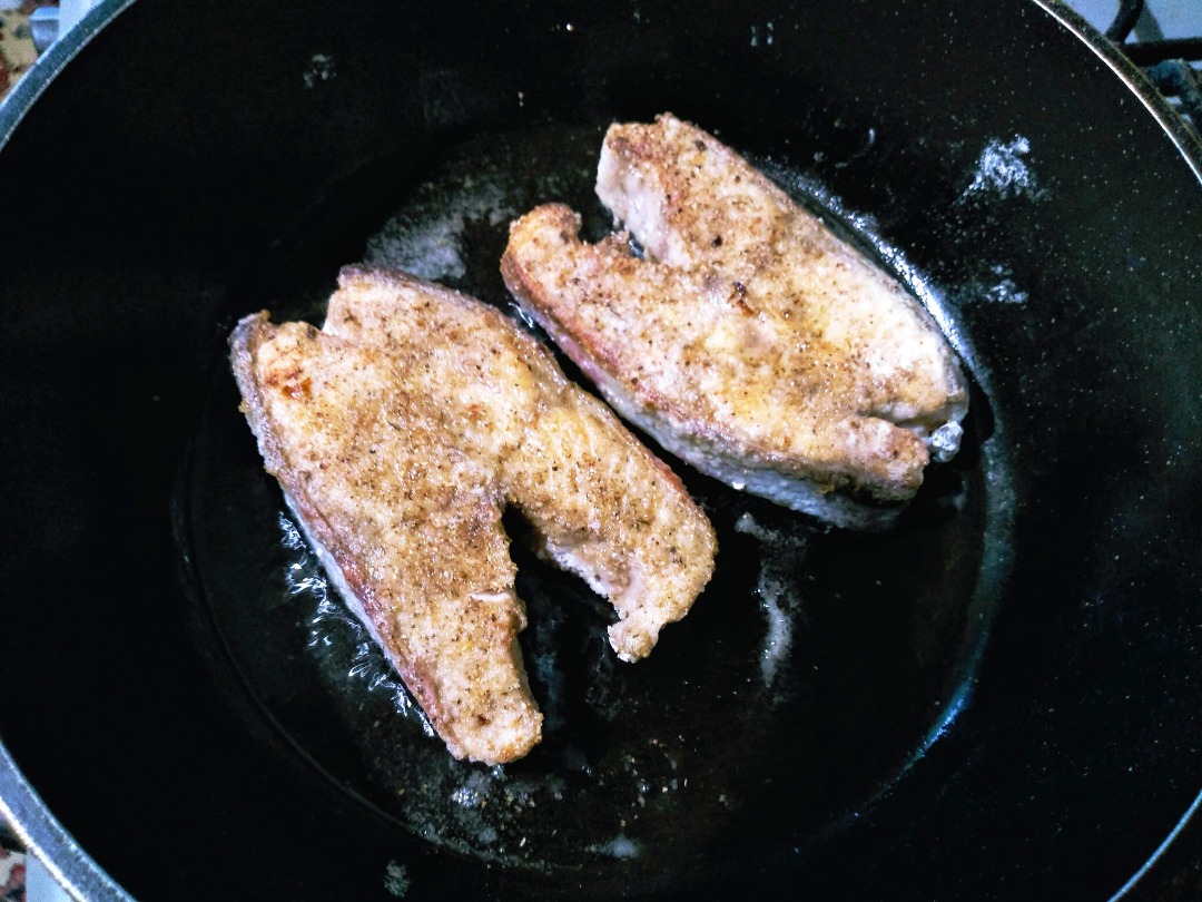 Рыбка с луком в сметане на сковороде - пошаговый рецепт с фото