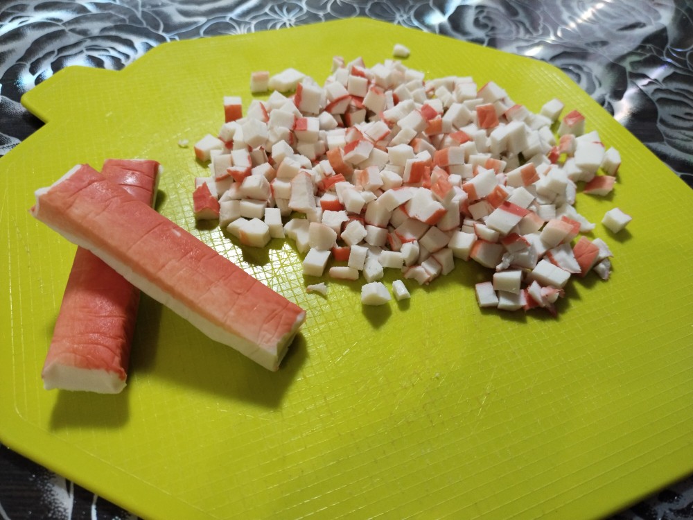 Салат из крабовых палочек с фасолью и сухариками