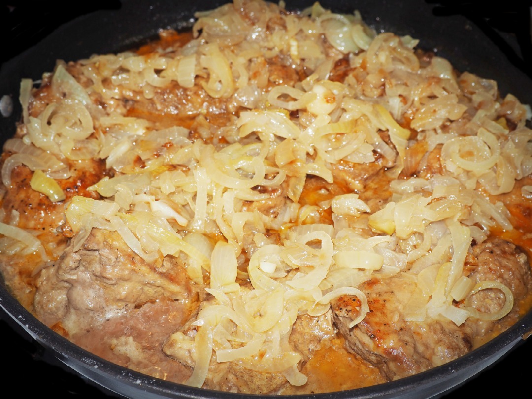 Печень говяжья с луком и квашеной капустой