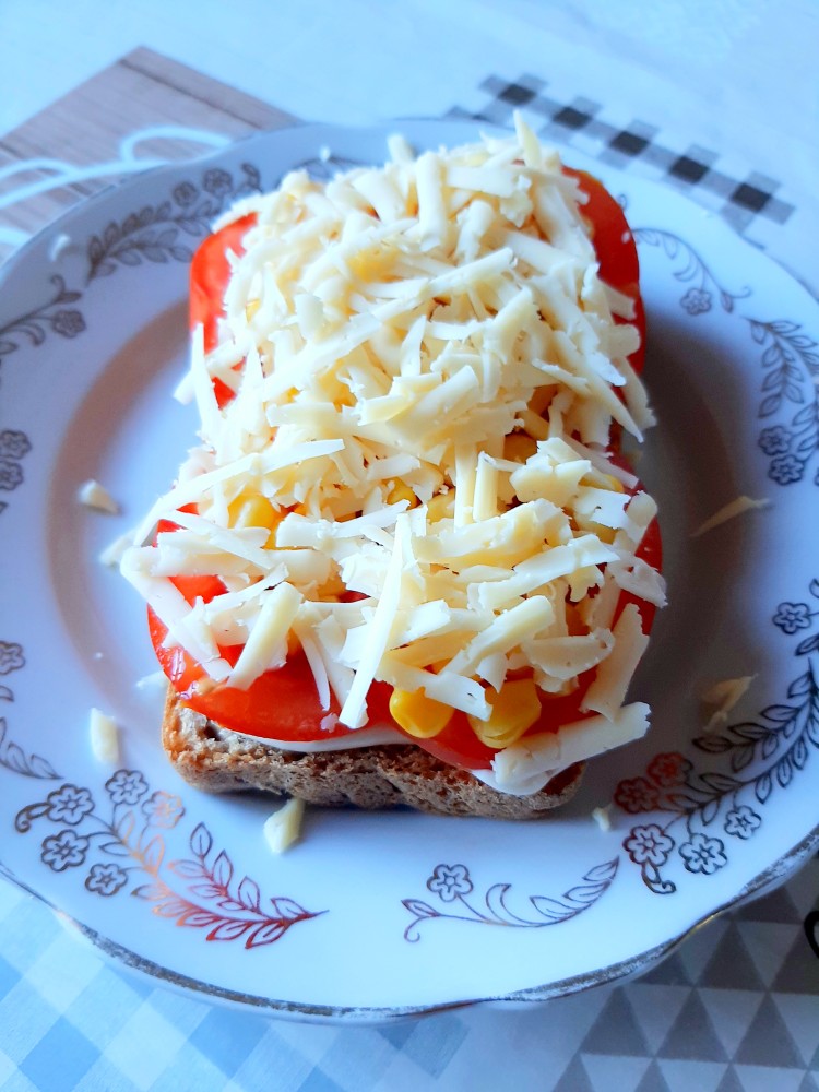 Бутерброды с помидорами, ветчиной и сыром