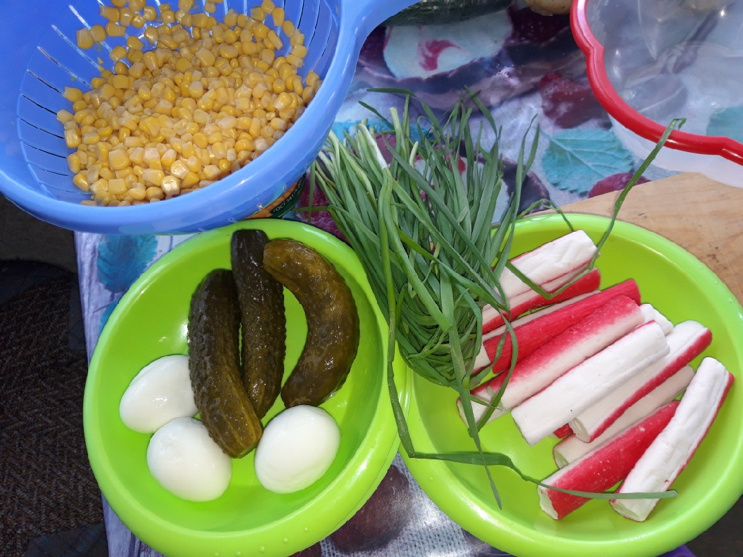 Крабовый салат с маринованными огурцами