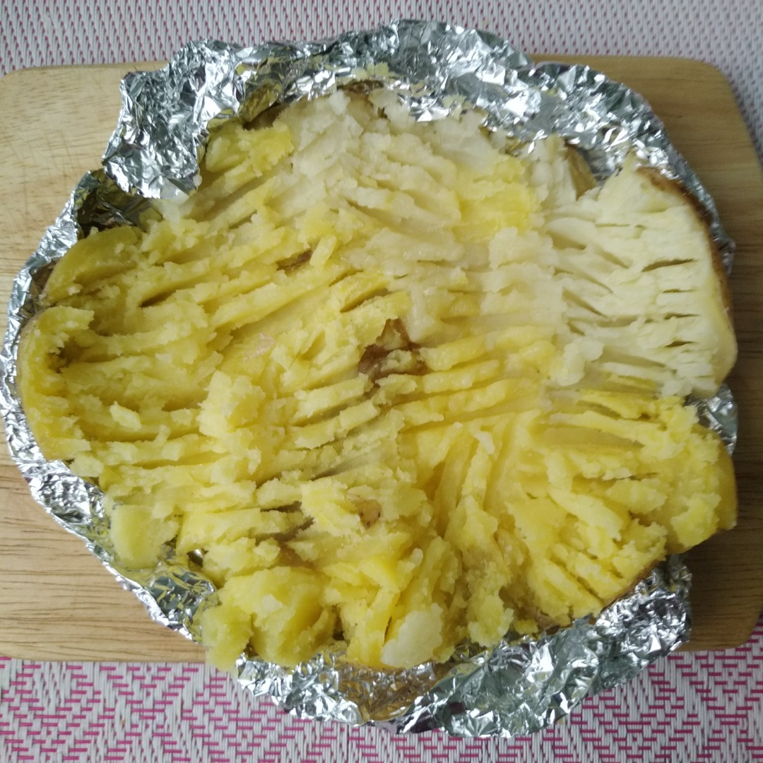 Крошка картошка с курицей и салатом