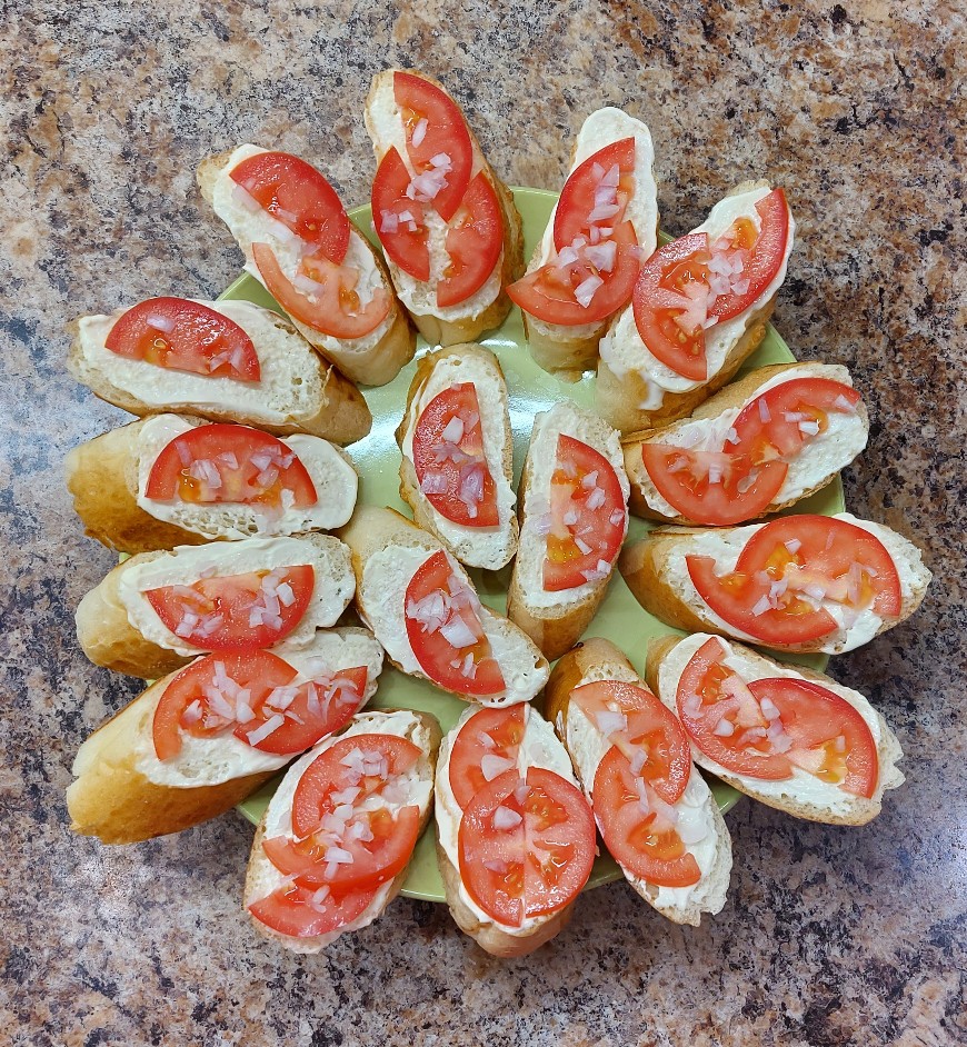 Горячие бутерброды с помидором и луком🥪