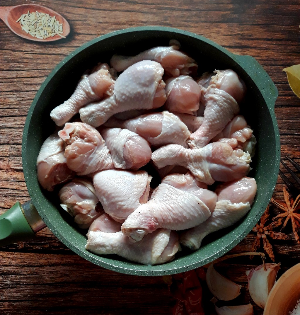 Куриные голени с чесноком на сковороде 🥘