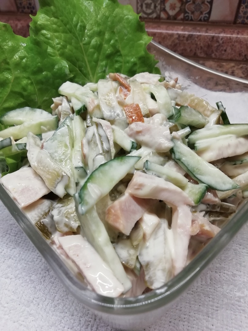 Салат из копчёной куриной грудки и огурцов