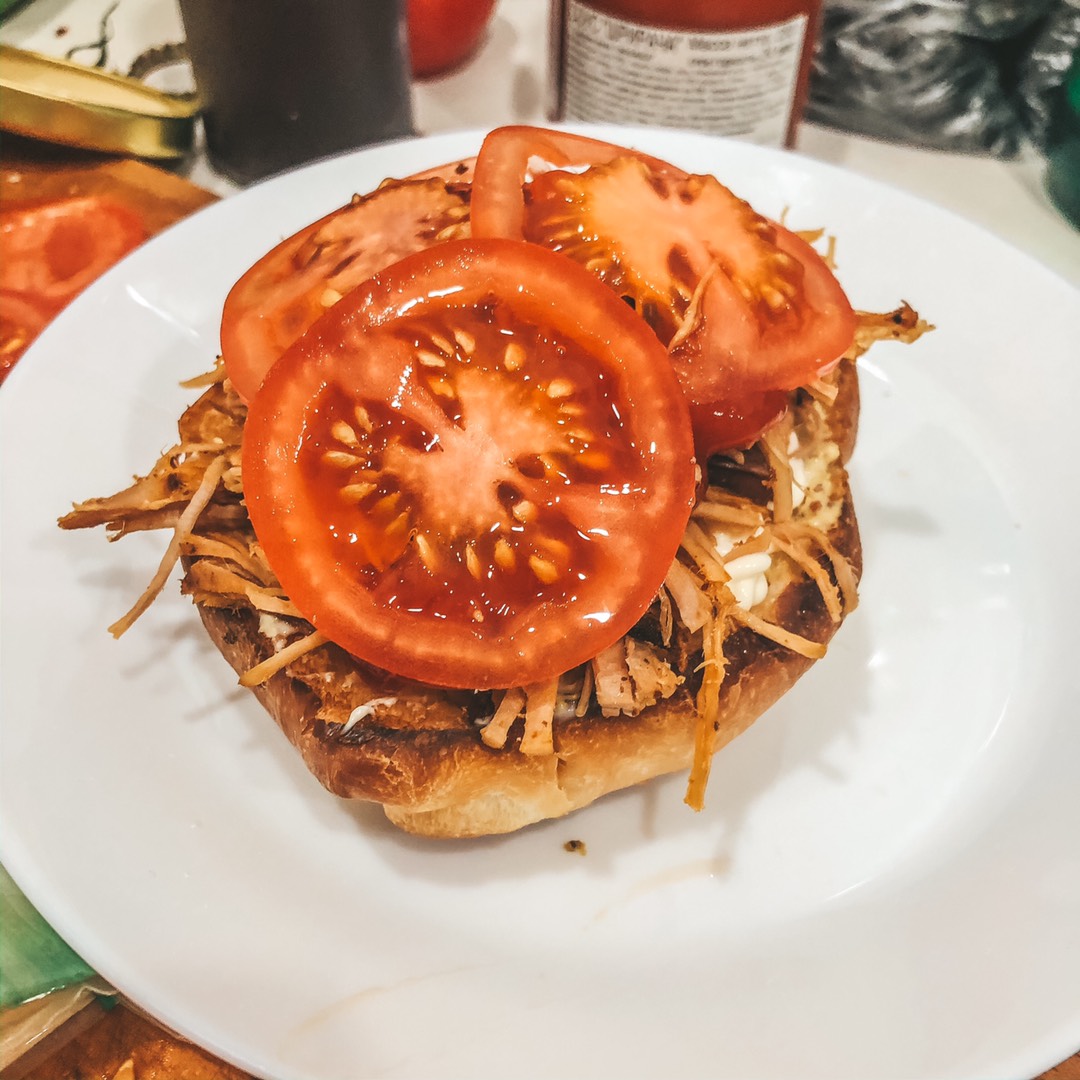 Бургер с рукколой и рваной свининой