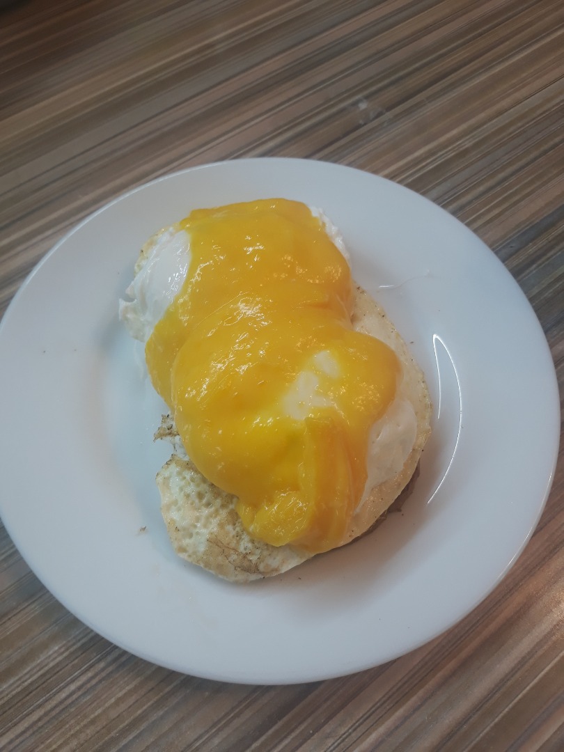 Яйца пашот с соусом hollandaise