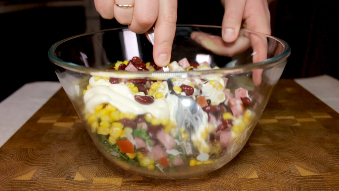 Салат на скорую руку с фасолью, кукурузой, копченой колбасой и помидорами