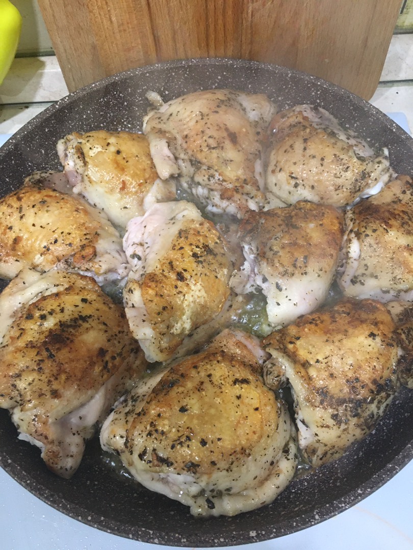 Жареные куриные бедра в духовке