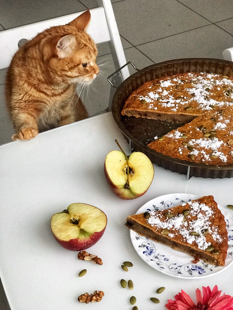 Пряный тыквенный пирог с яблоками, грецкими орехами и изюмом