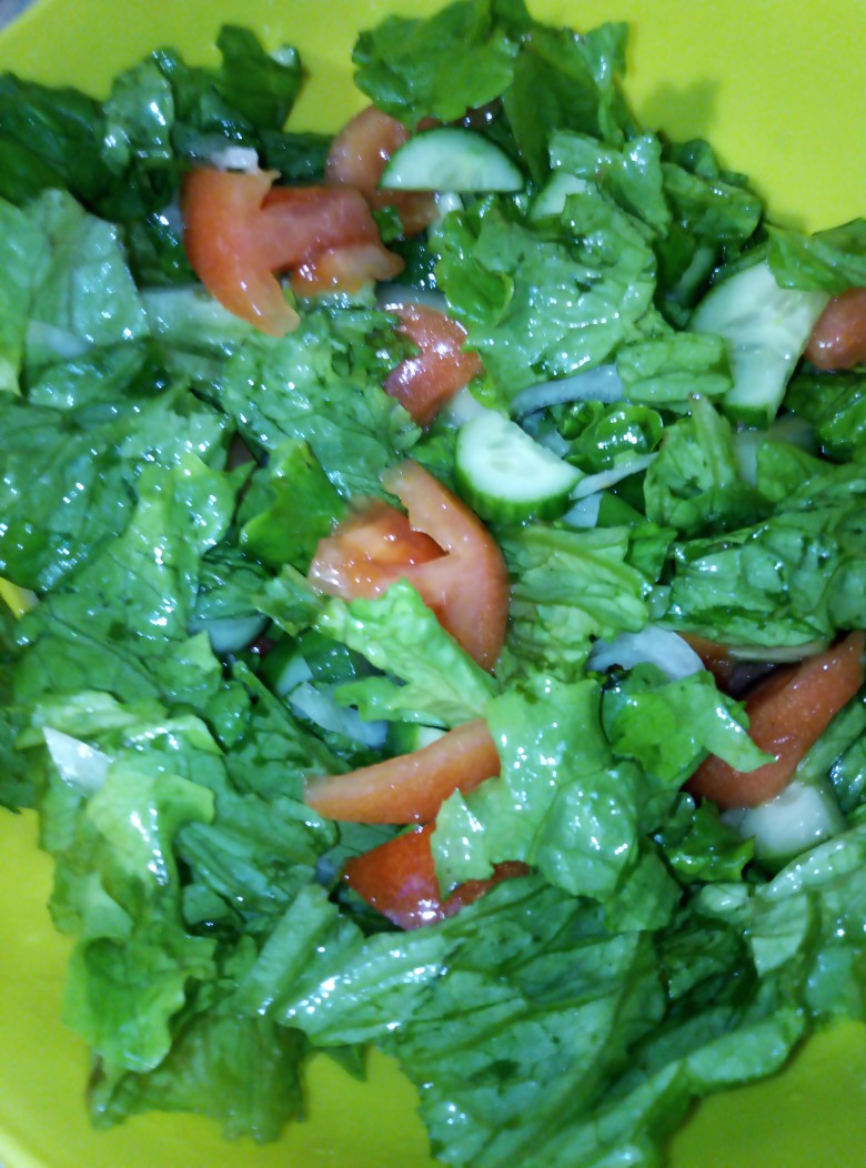 Салаты из салата: 11 легких рецептов с салатными листьями