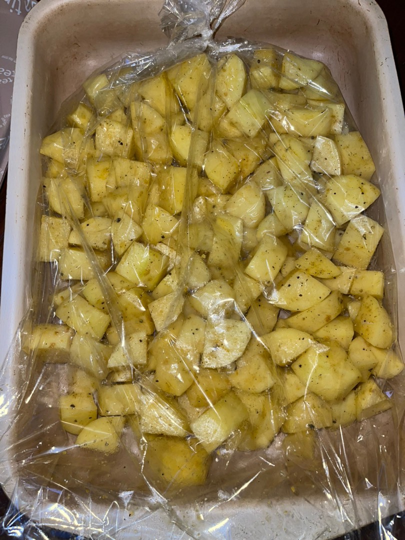 Скумбрия с картофелем, приготовленная в рукаве в духовке
