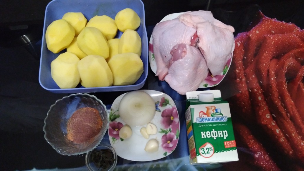 Курица с картофелем, запеченная в кефире с чесноком и травами