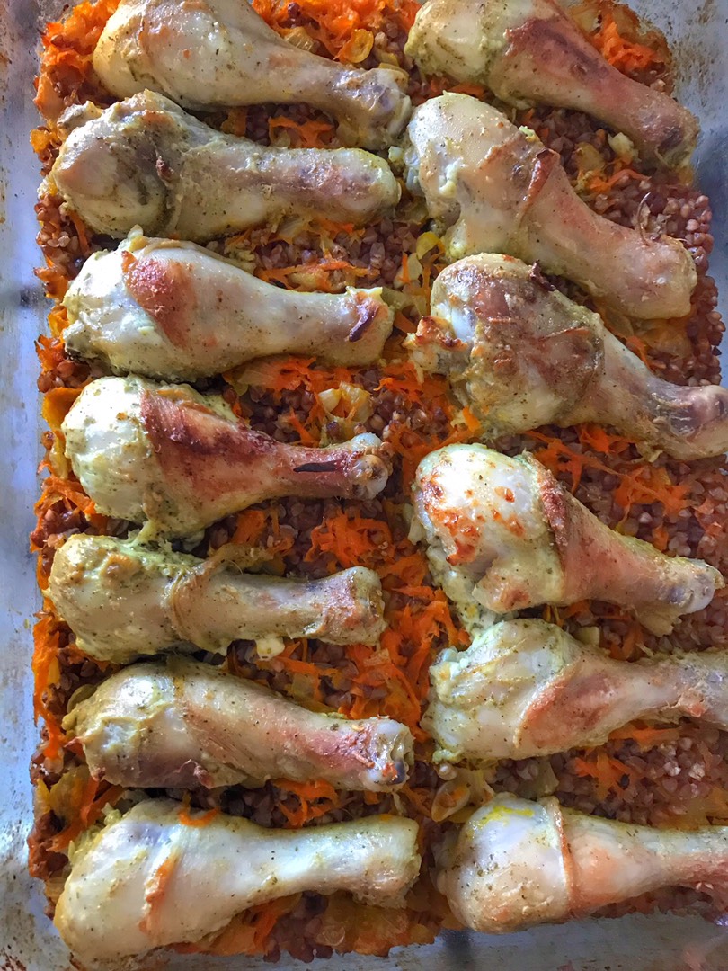 Гречка с овощами под куриными ножками