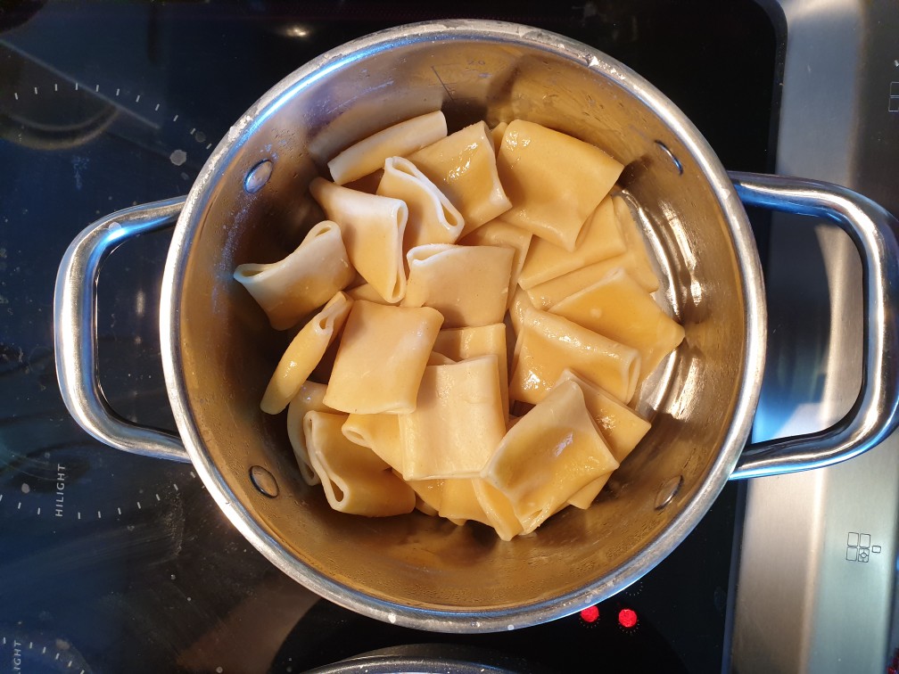 Каннеллони с фаршем в духовке под соусом бешамель: лучший рецепт - Лайфхакер