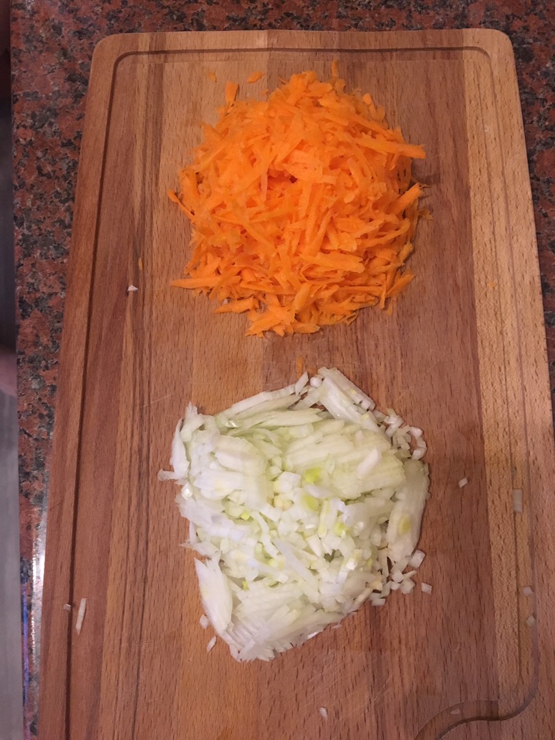 Мясные ежики в сметанном соусе на сковороде — рецепт с фото + отзывы