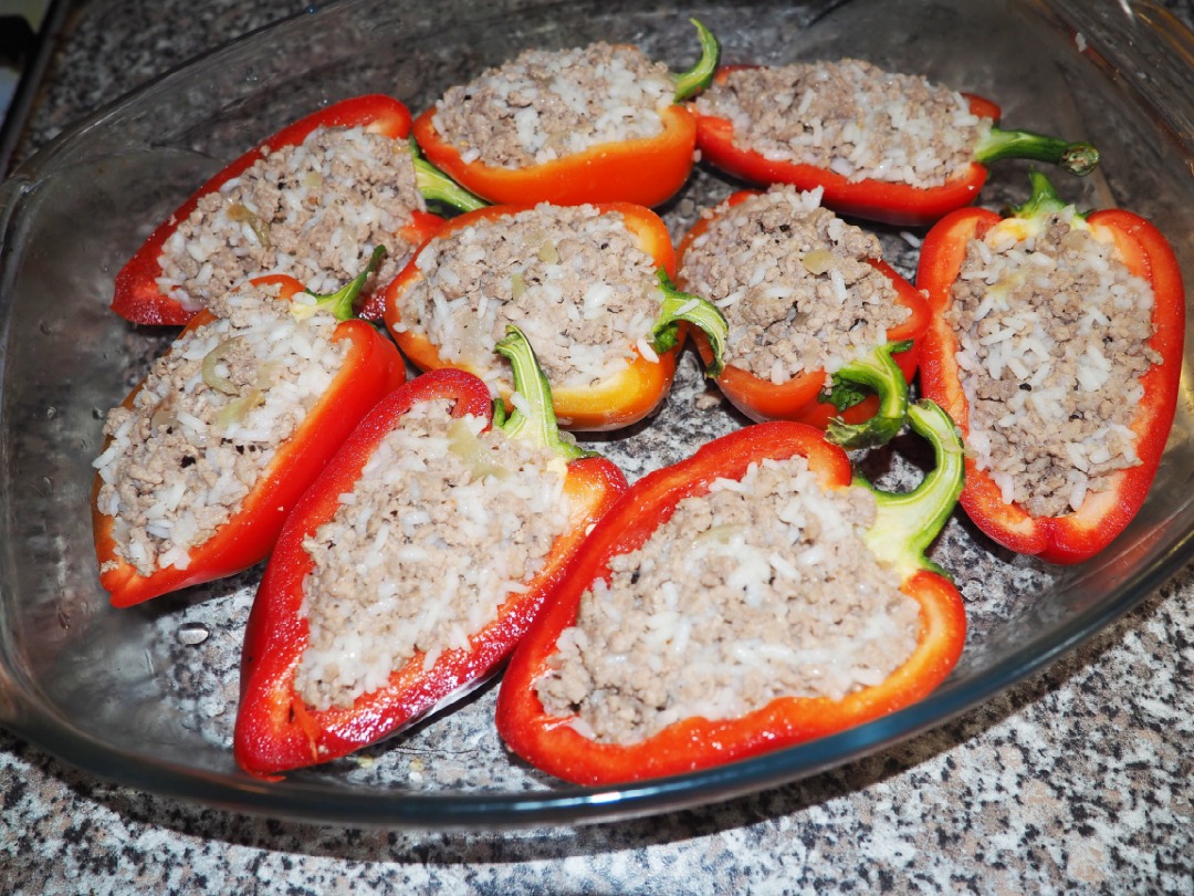 Перец, фаршированный мясом и рисом, в духовке — рецепт с фото пошагово
