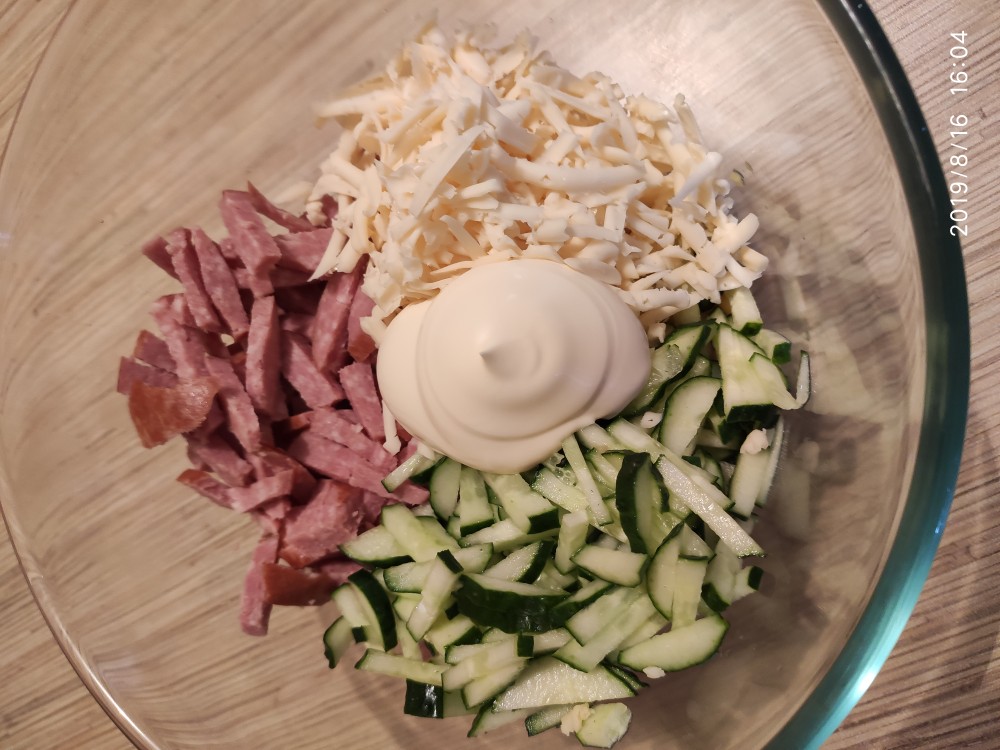 Салат с копчёной колбасой, сухариками и кукурузой
