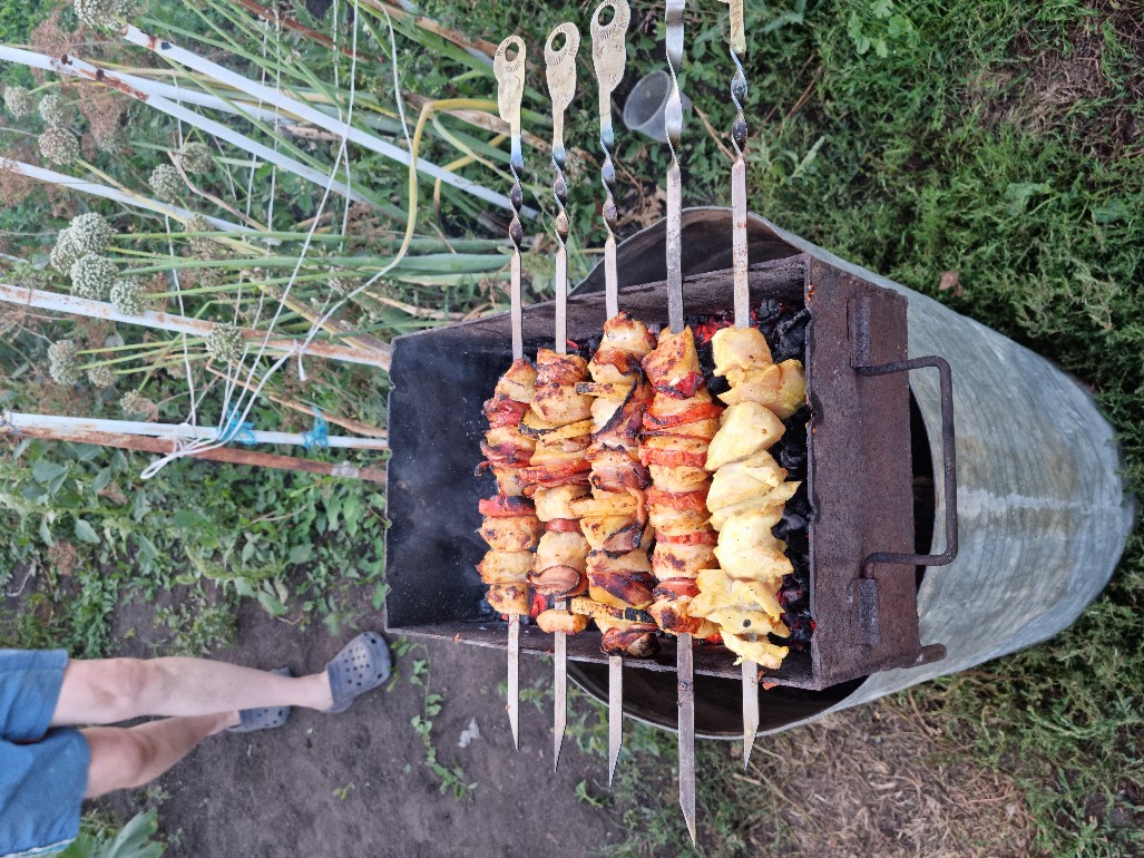 Шашлычок из куриного филе с ананасами, беконом