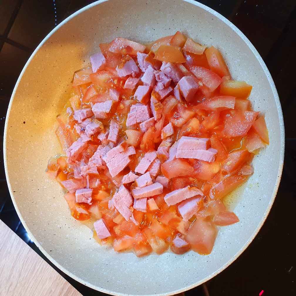 Яичница с колбасой, помидорами и сыром