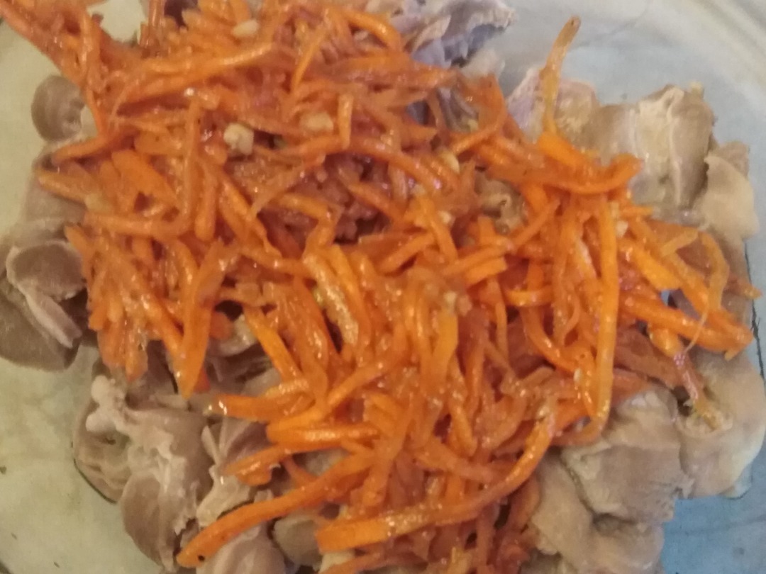 Тушеные куриные желудки в майонезе на сковороде