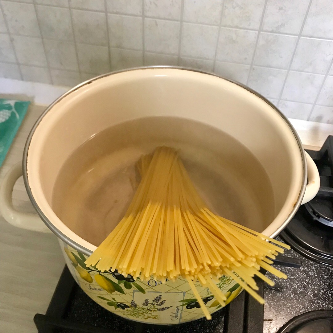 Сварить макароны в кастрюле чтобы не слипались. Макароны в кастрюле. Кастрюля для спагетти. Макароны варятся. Размешиваем макароны.