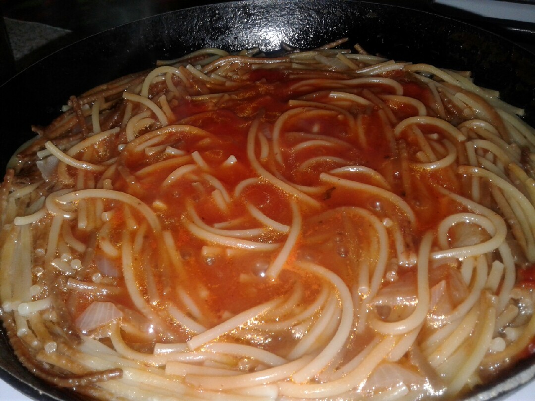 Подливка из томатной пасты, 11 проверенных рецептов универсального соуса