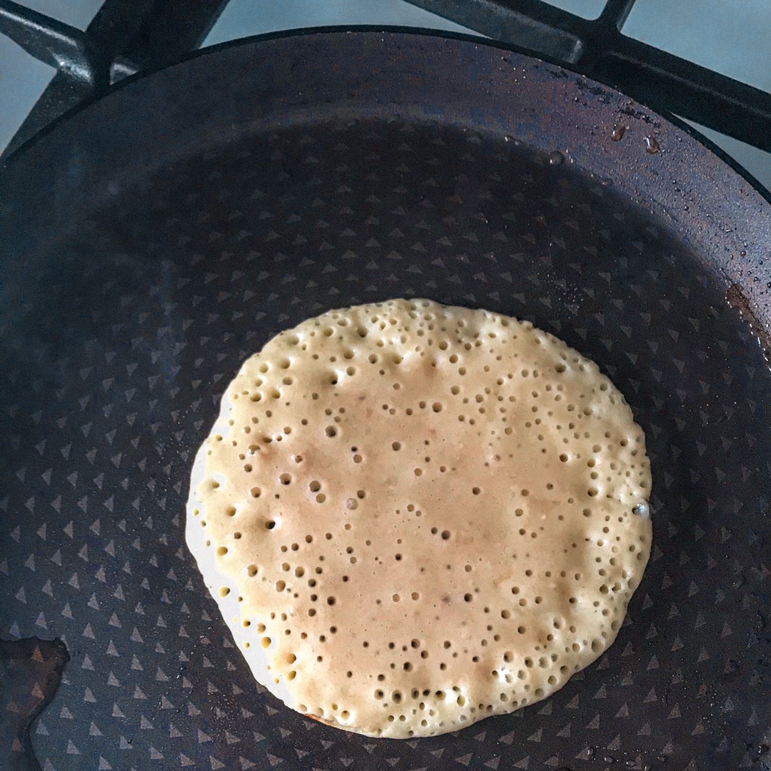 ПП-десерт из овсяной муки с бананово-йогуртовым кремом и черникой (без  сахара, без духовки)