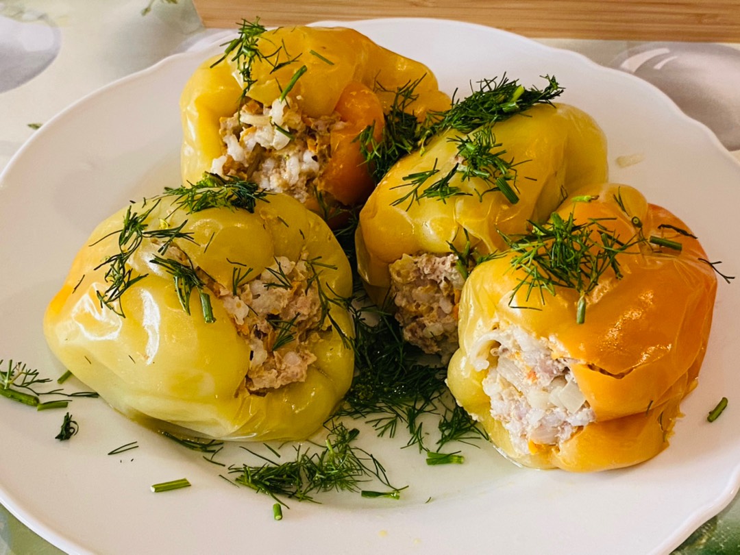 Перец, фаршированный мясом и рисом