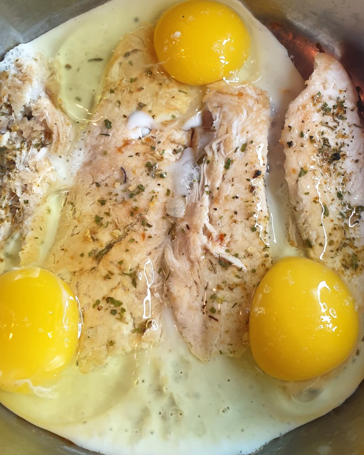 Курица терияки на сковороде с куриным яйцом на завтрак: рецепт с фото