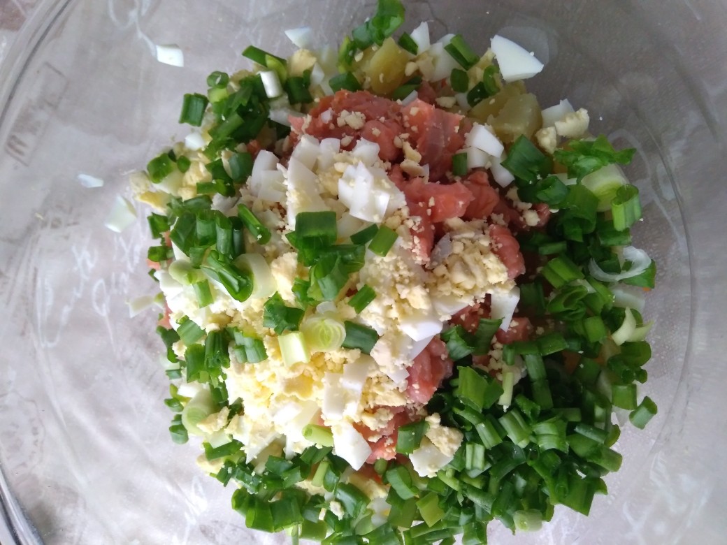 Салат из копченой красной рыбы с авокадо