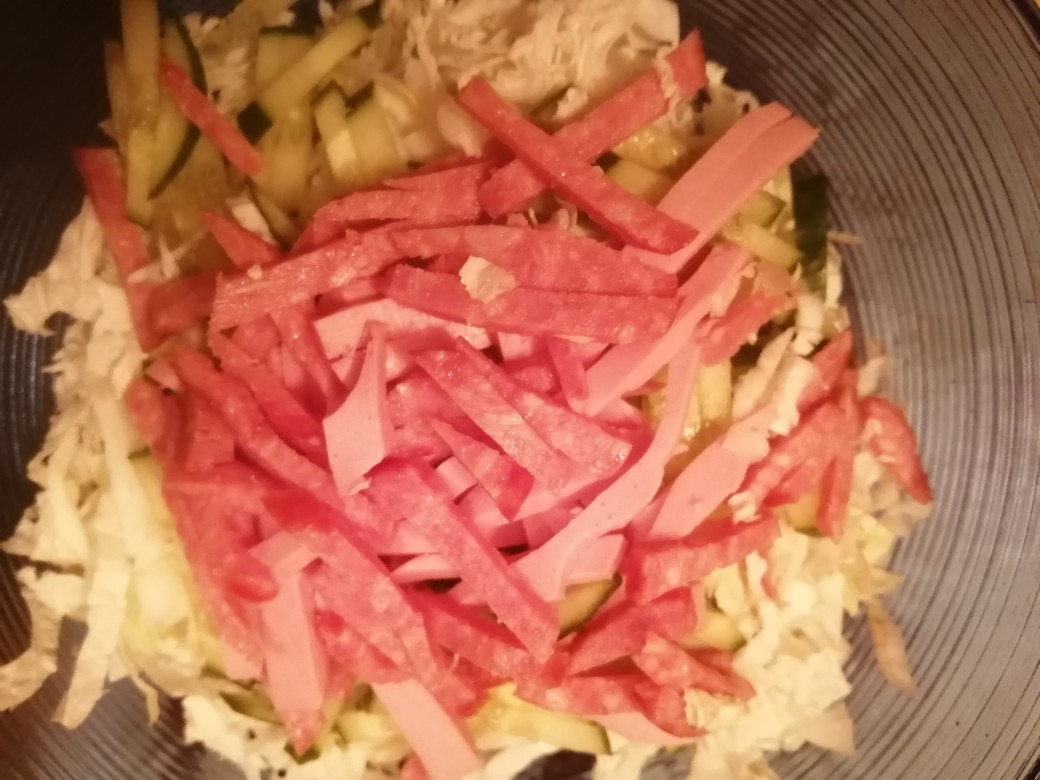 Салат с копченой колбасой и капустой