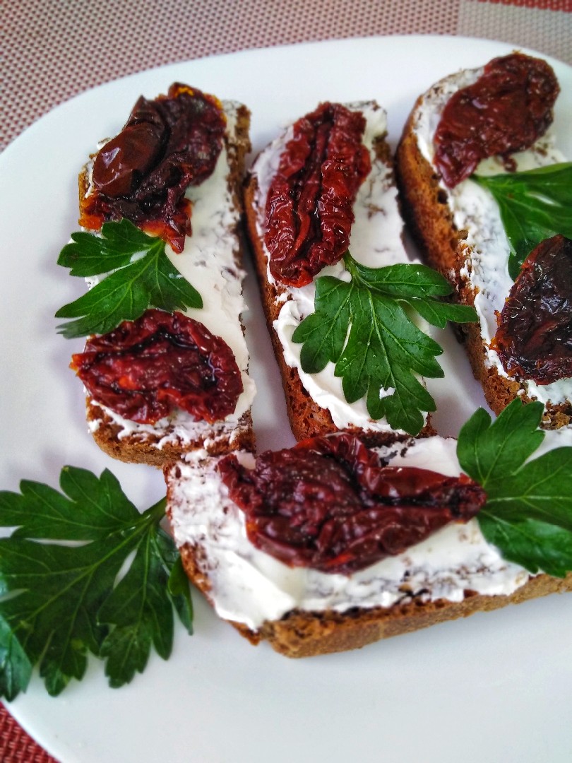 Бутерброды с творожным сыром и вялеными помидорами