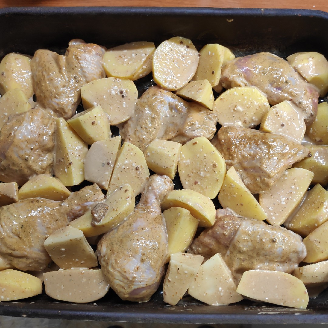 Куриное филе, запеченное с ананасами и картофелем