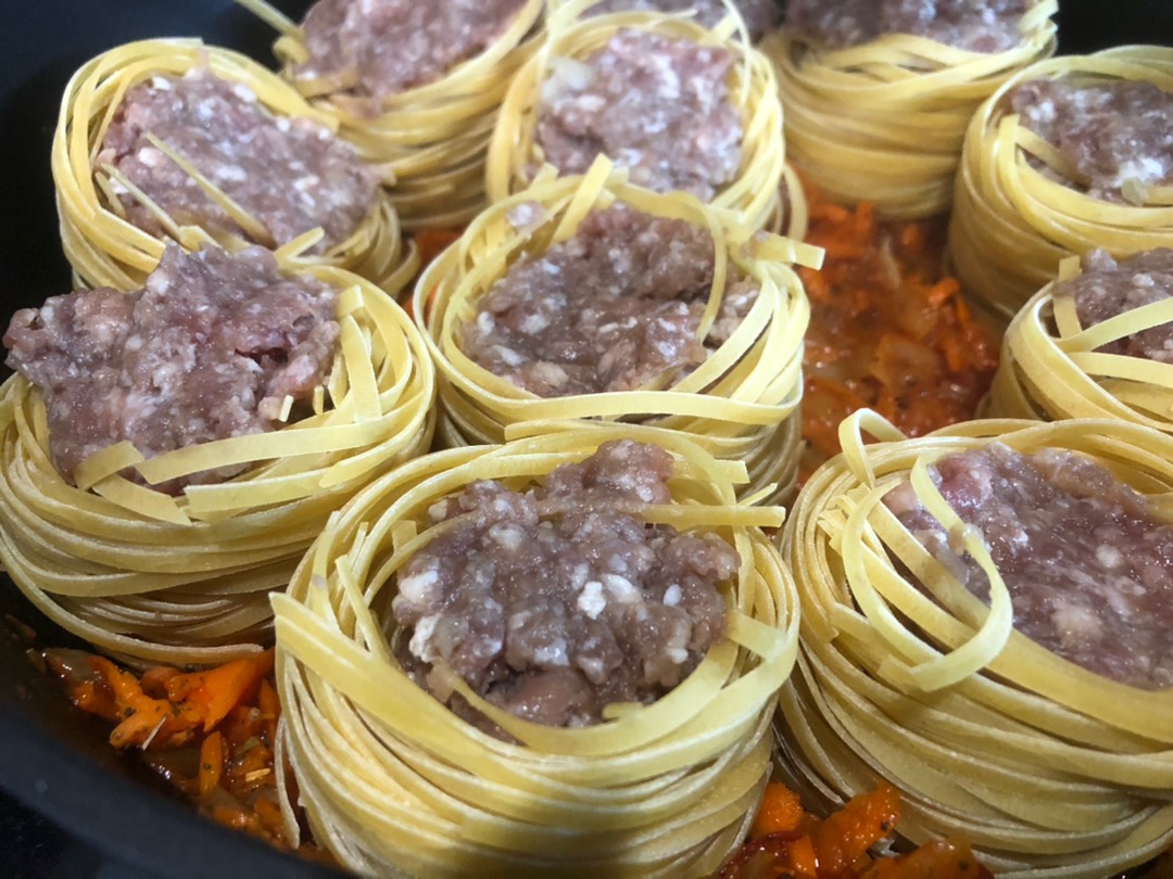 🍝 Гнезда с фаршем в сковородке