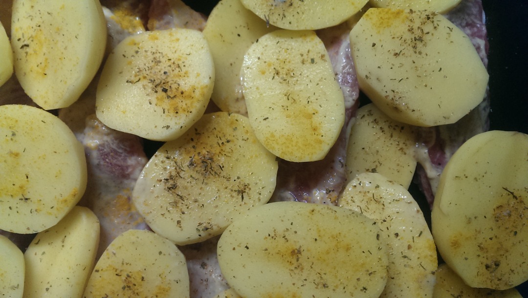 Рёбра свиные с картофелем и укропом на сковороде
