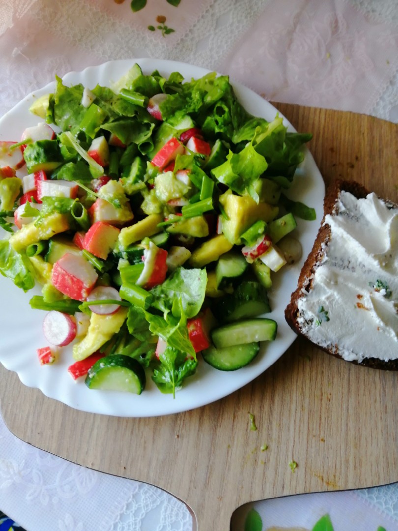 Салат с авокадо, зеленью, сурими и овощами