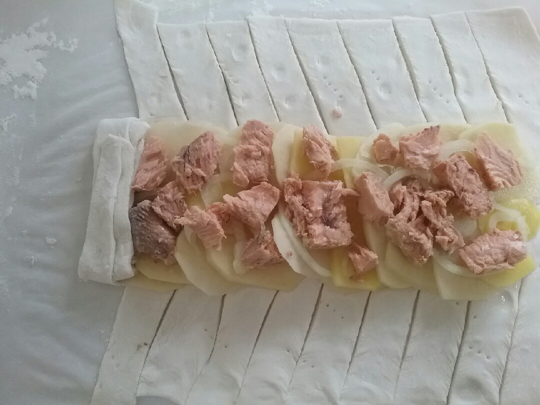 Пирог из слоёного теста с рыбными консервами