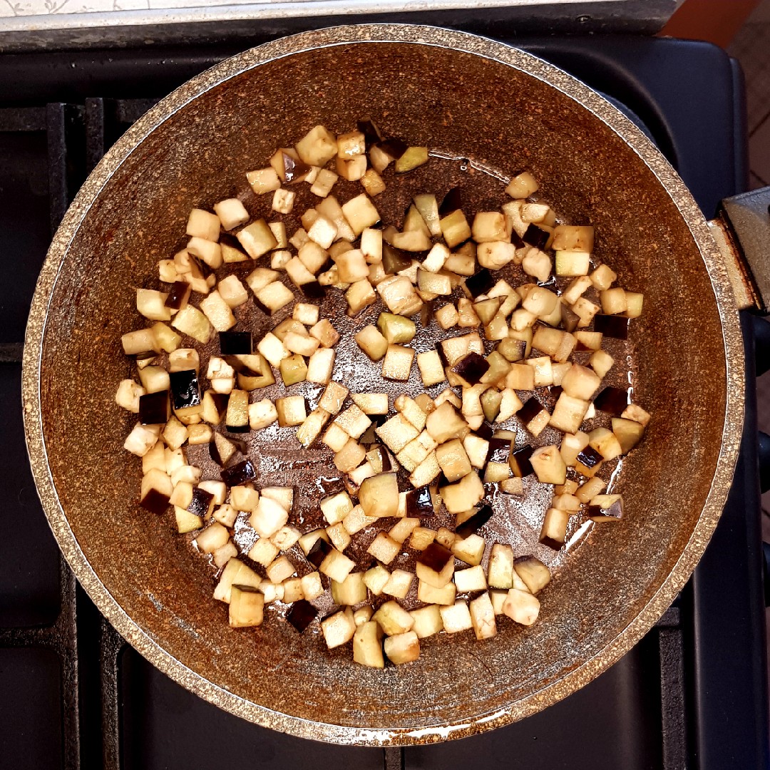 Салат из баклажанов с яйцами и луком