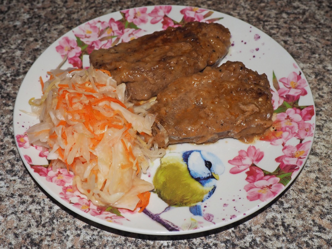 Печень говяжья с луком и квашеной капустой