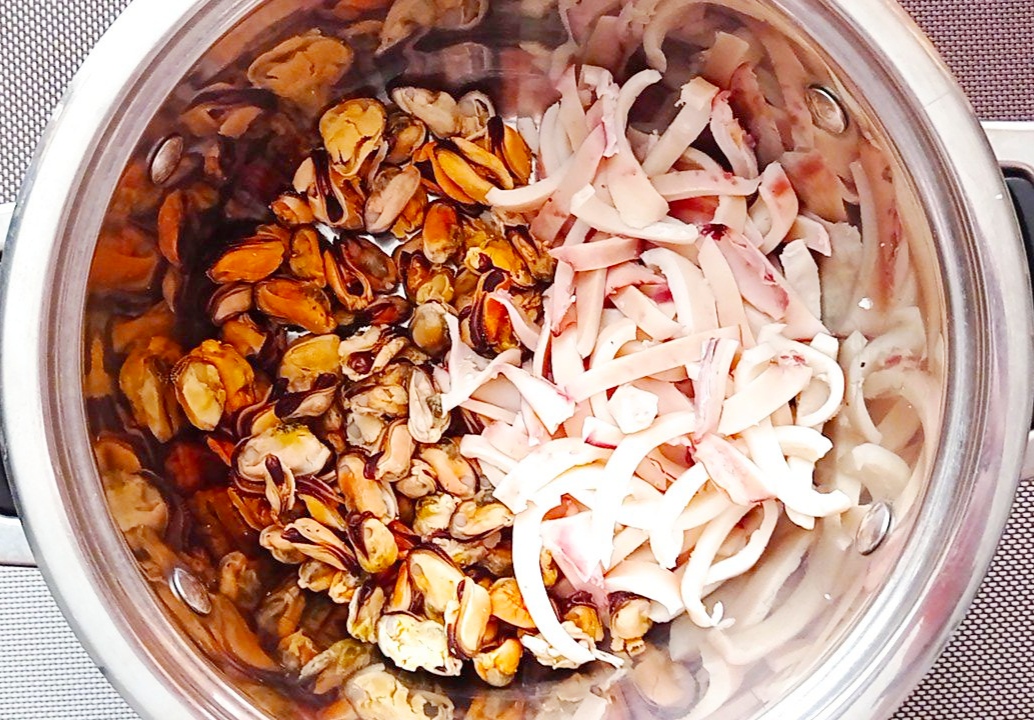 Салат из кальмаров с мидиями и креветками, пошаговый рецепт с фото